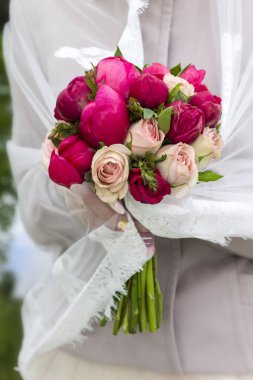 canlı ve parlak buket farklı çiçek. o gelin duvak içinde tutar.