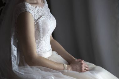 Gelinlik giymiş gelin