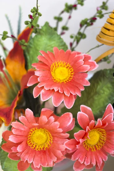 Flores artificiales brillantes, jugosas y secas en un jarrón de vidrio sobre la mesa Fotos de stock libres de derechos