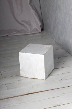 yerdeki beyaz küp