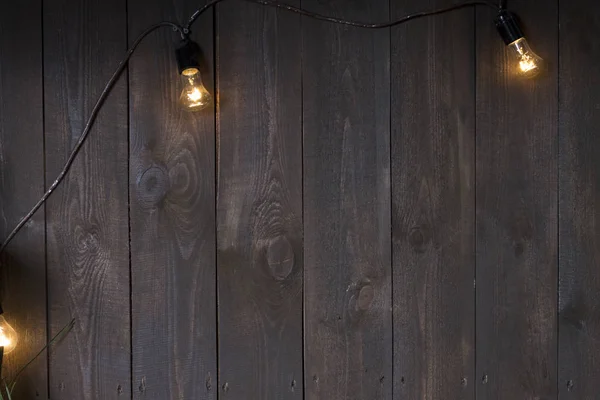 Verlicht door een licht houten muur hangen — Stockfoto