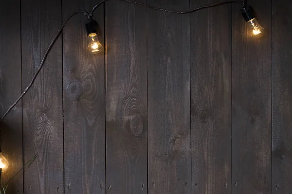 Iluminado por una lámpara colgada en la pared de madera Imagen de archivo