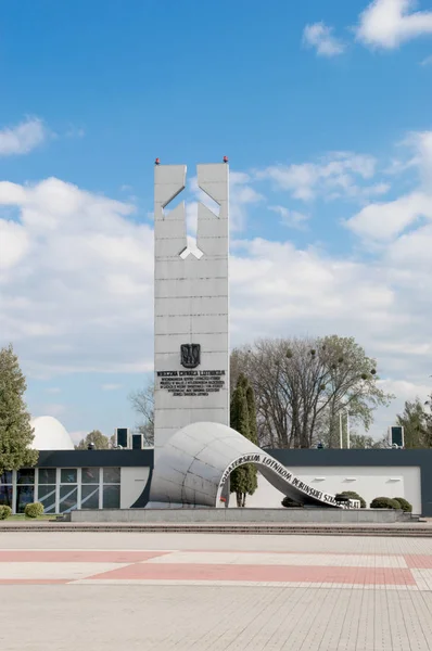 Deblin, Polen - 19 April 2017: Standbeeld van heldhaftige piloten in de buurt van luchtmacht museum in Deblin. — Stockfoto