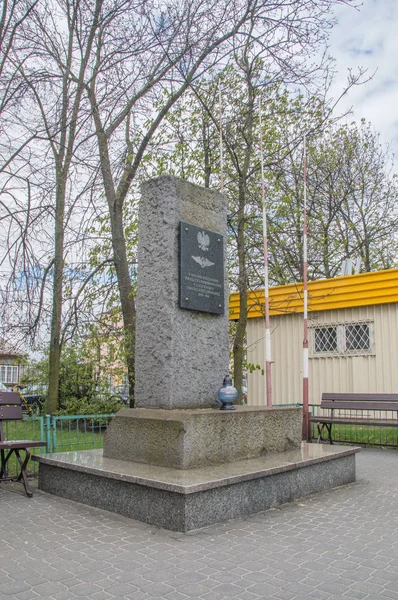 Deblin, Polônia - 20 de abril de 2017: Monumento para ferroviários que morreram durante a Segunda Guerra Mundial e ocupação nazista 1939-1945 . — Fotografia de Stock