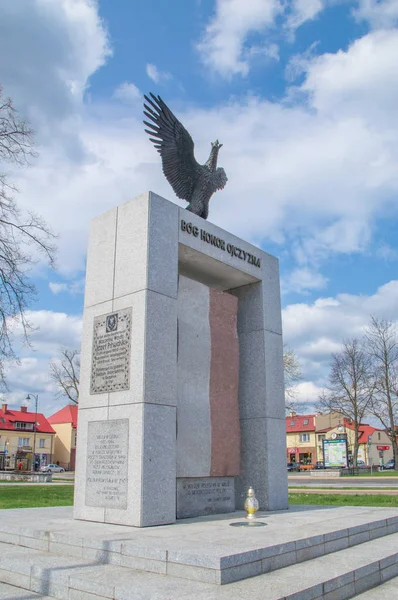 Deblin, Polen - 19 April 2017: Onafhankelijkheidsplein in het centrum van de stad in Deblin. — Stockfoto