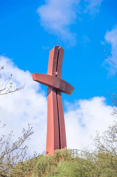 Gdansk, Polen - 18 April 2017: Millennium kruis op de heuvel Gradowa. — Stockfoto