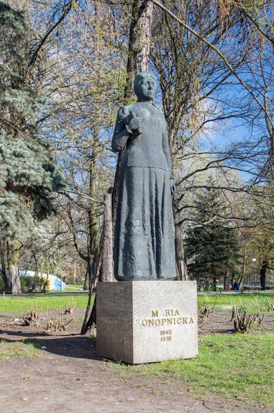 Гданськ, Польща - 18 квітня 2017: Марія Конопницька пам'ятник на високі ворота автобусна зупинка. — стокове фото