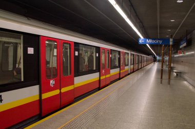 Varşova, Polonya. 21 Nisan 2017. Varşova metro istasyonu tren.