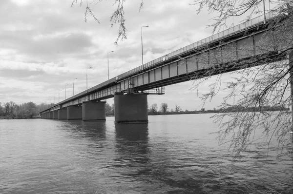 Deblin, Polen - 20 April 2017: svartvit vy av bron över floden Vistula. — Stockfoto