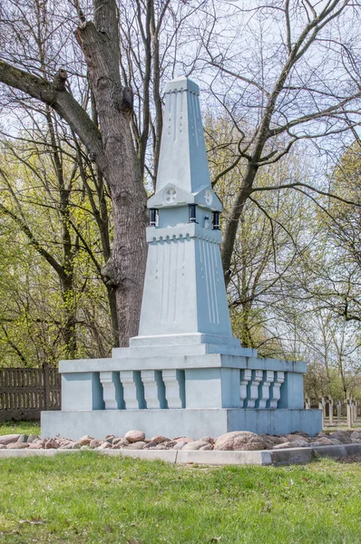 Deblin, Polonia - 19 de abril de 2017: Monumento al cementerio de guerra Ballona en Deblin . — Foto de Stock