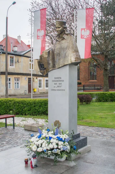 Gdansk, Polonia - 27 de abril de 2017: Monumento a la heroína nacional Danuta Siedzikowna conocido como Inka con nombre subterráneo: Danuta Obuchowicz. Era una ordenanza médica. . — Foto de Stock