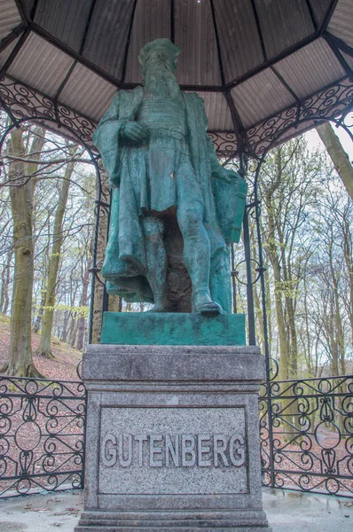 Gdansk, Polônia - 27 de abril de 2017: Estátua de Johannes Gutenberg na floresta . — Fotografia de Stock