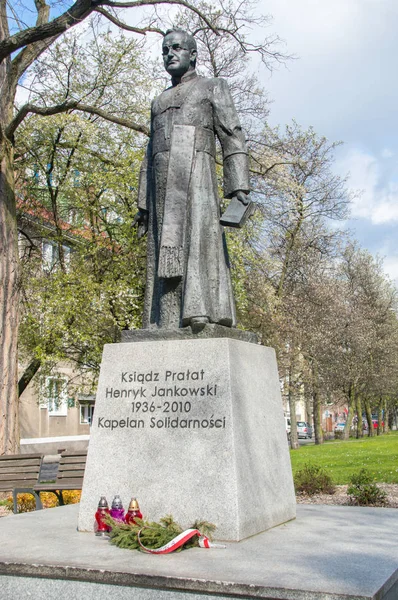 Gdansk, Polônia - 27 de abril de 2017: Estátua do sacerdote católico romano polonês Henryk Jankowski . — Fotografia de Stock