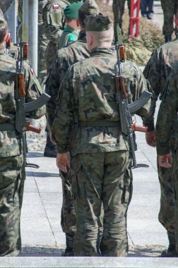PRUSZCZ Gdanski, Polonya - 3 Mayıs 2017: Asker Kalaşnikof Akm tüfeği ve 6 h ile 4 süngü 3 Mayıs kutlamaları sırasında Anayasa.