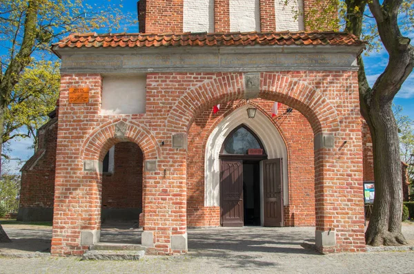 Pruszcz Gdanski, Polen - 3 mei 2017: Oude poort op heilig voor de Cross Church. — Stockfoto