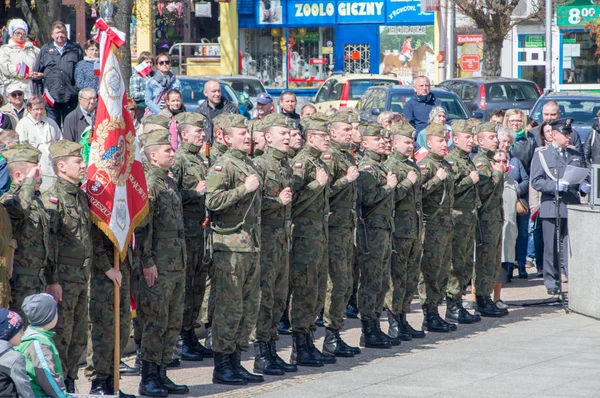 Pruszcz Gdanski, Polska - 3 maja 2017: Polscy żołnierze podczas uroczystości 3 maja Konstytucji. — Zdjęcie stockowe