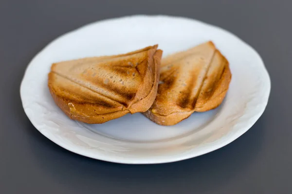 Twee tost met kaas op witte plaat. — Stockfoto
