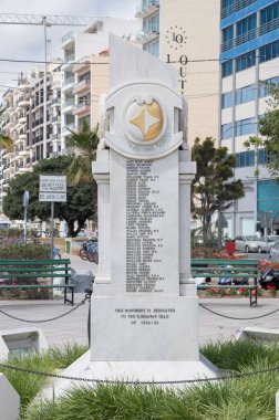 Sliema, Malta - 9 Mayıs 2017: Sliema savaş ölü için 1939-1945 adanmış anıt.