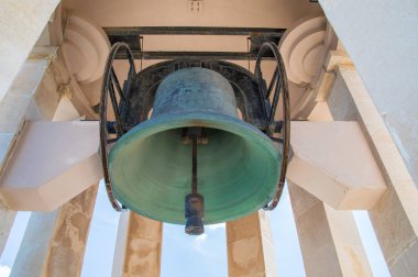 Valletta, Malta - 9 Mayıs 2017: Kuşatma Bell savaş Michael Sandle tarafından tasarlanmış ve 1992 yılında dikilen Anıtı.