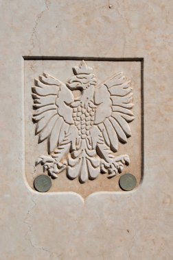 Xghajra, Malta - 9 Mayıs 2017: Lehçe Eagle mezarı üzerine Kalkara deniz mezarlığı üzerinde.