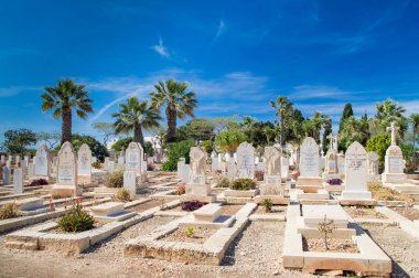 Graves Kalkara deniz mezarlığı üzerinde.