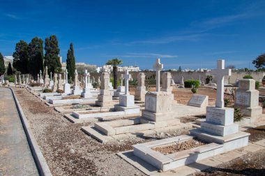 Xghajra, Malta - 9 Mayıs 2017: Graves Kalkara deniz mezarlığı üzerinde.