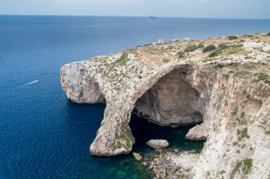 Güzel mavi duvar ve Malta yukarıdaki mavi mağara.