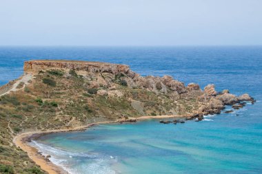 Deniz kıyısı Ghajn Tuffieha Bay Malta adlı bir görünüm.