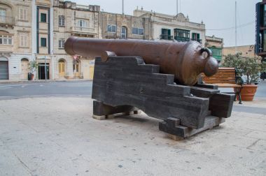 MOSTA, Malta - 11 Mayıs 2017: Mosta Rotunda yakınındaki eski canon.