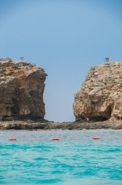 Comino'daki Island, Malta - 12 Mayıs 2017: Blue Lagoon Comino Adası Malta clifs bir görünüm.