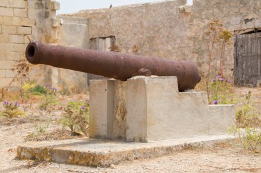 Ghajnsielem, Malta - 12 Mayıs 2017: Comino adada terk yalıtım Hastanesi'nde eski ortaçağ savaş topu.
