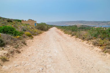 Tozlu yolda Comino Adası Malta.