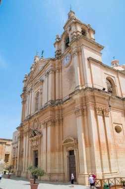 Mdina, Malta - 13 Mayıs 2017: Ön görünüm Büyükşehir Katedrali, Saint Paul.