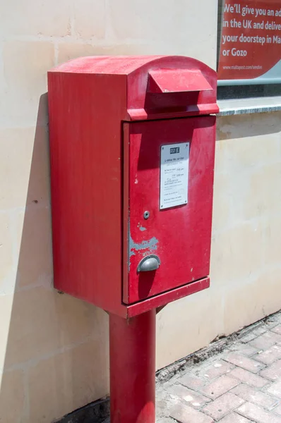 郵便局の横にあるマルタ ポストに赤いメールボックスが属しているピエタ、マルタ - 2017 年 5 月 9 日。. — ストック写真