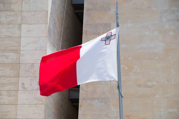 La Valeta, Malta - 9 de mayo de 2017: Bandera nacional de Malta. Bandera blanca y roja . — Foto de Stock