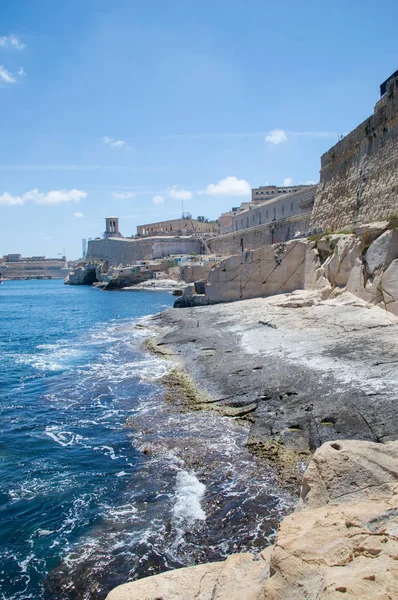 La Valeta, Malta - 9 de mayo de 2017: Vista hacia el paseo marítimo con Siege Bell War Memorial . —  Fotos de Stock