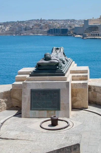 Valletta, Malta - 9 maj 2017: Belägringen krigsmonument bredvid belägringen Bell War Memorial. — Stockfoto