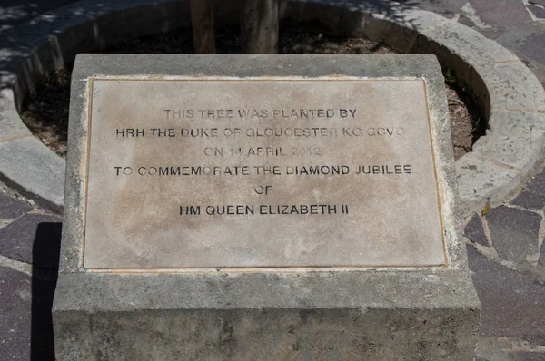 Valletta, Malta - 9 de maio de 2017: Placa com informações sobre a árvore plantada para comemorar o jubileu de diamantes de HM Rainha Elizabeth II nos Jardins do Alto Barrakka . — Fotografia de Stock