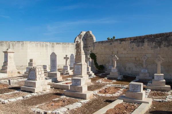 Túmulos no Cemitério Naval de Kalkara . — Fotografia de Stock