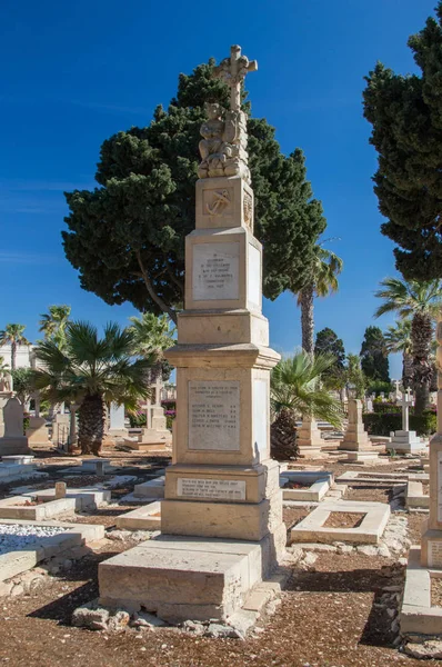 Tumbas en el cementerio naval de Kalkara . — Foto de Stock