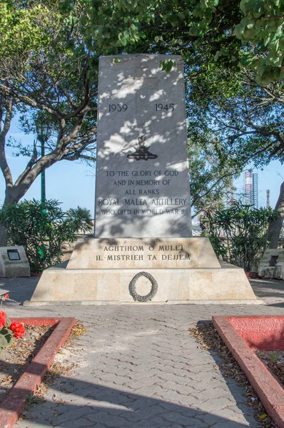 Floriana, Malta - 9 de maio de 2017: Royal Malta Artillery Memorial WWll. Monumento à glória de Deus e em memória de todas as fileiras de artilharia Royal Malta que morreu na Segunda Guerra Mundial . — Fotografia de Stock
