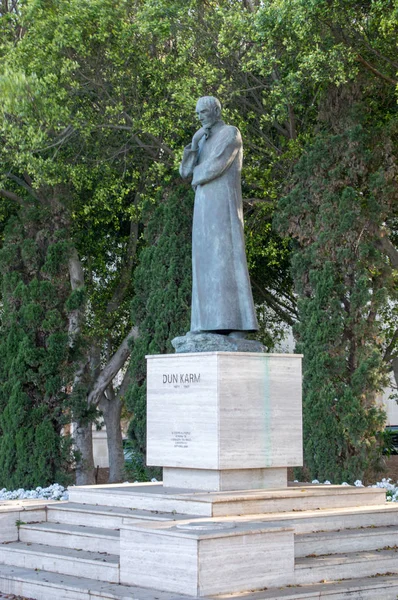회갈색 Karm Psaila을 Floriana, 몰타-5 월 9 일, 2017: 기념물. 그는 로마 가톨릭과 Malltese 시인. — 스톡 사진