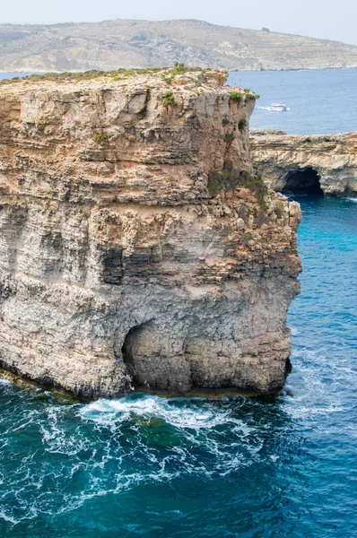 Rock w pobliżu Santa Maria jaskinie w wyspy Comino Malta. — Zdjęcie stockowe
