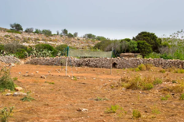 Wyspę Comino, Malta - 12 maja 2017: Boisko do siatkówki Outdor wyspa Comino Malta. — Zdjęcie stockowe