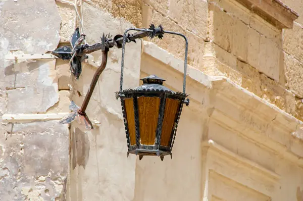 Mdina, Malta - 13 de mayo de 2017: Linterna en la calle estrecha de Mdina . —  Fotos de Stock