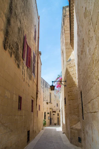 Mdina, Malta - May 13, 2017: Narrow street of Mdina. — Stock Photo, Image