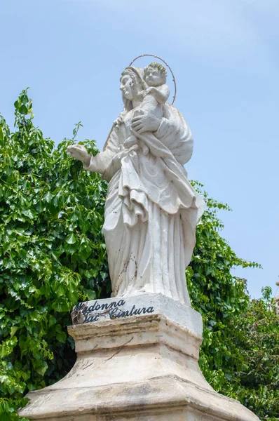 Rabat, Malta - 13 de mayo de 2017: Scupultura de Madonna tac-Cintura . — Foto de Stock