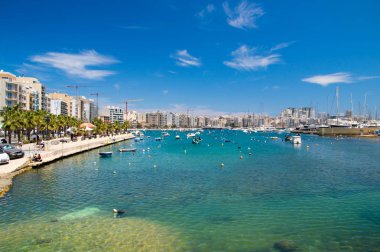 Gzira, Malta - 16 Mayıs 2017: Malta limanda Gzira'nın görünümünü.