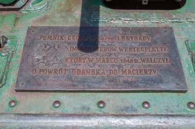 Gdansk, Polonya - 22 Mayıs 2017: Plak 1. Zırhlı Tugayı (T-34/76 Tank) Zwyciestwa Avenue Gdansk memorial üzerinde.