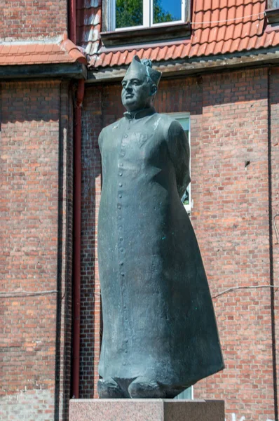 Danzica, Polonia - 22 maggio 2017: Primo piano del monumento del sacerdote polacco cattolico Bronislaw Komorowski — Foto Stock